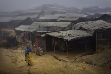 D’immenses camps de réfugiés ont essaimé le long de la frontière avec le Bangladesh. Les massacres d’août 2017 ont fait plus de 10 000 morts et contraint 700 000 personnes à l’exil.