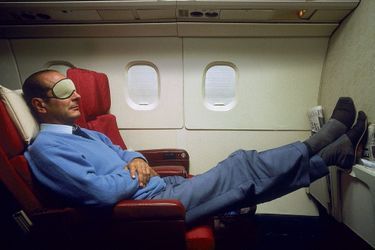Concorde, 18 septembre 1987. Jacques Chirac, le «bulldozer», s’accorde une sieste avec masque et pantoufles en route vers la Nouvelle-Calédonie.
