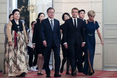 Emmanuel et Brigitte Macron ont reçu pour un dîner d&#039;Etat le président sud-coréen Moon Jae-in et son épouse Kim Jung-sook.