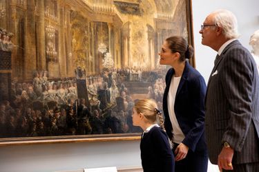 Les princesses Estelle et Victoria et le roi Carl XVI Gustaf de Suède au Nationalmuseum à Stockholm, en octobre 2018