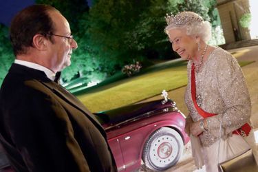 Elysée, 6 juin 2014. Après un dîner d’Etat à l’occasion des 70 ans du Débarquement, François Hollande raccompagne Elizabeth II à sa Bentley.