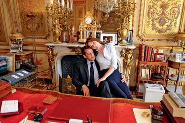 Elysée, mai 2008. Les jeunes mariés célèbrent le premier anniversaire du mandat de Nicolas Sarkozy.