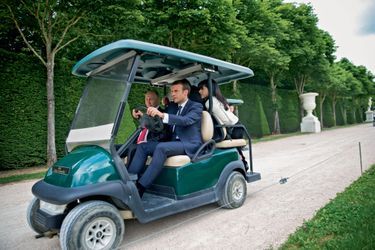 Versailles, 29 mai 2017 Suivez le guide... Emmanuel Macron emmène Vladimir Poutine visiter l’exposition consacrée à Pierre le Grand.