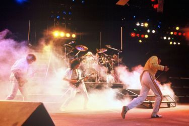 Queen sur scène au Royaume-Uni en 1986
