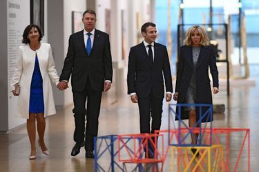 Emmanuel et Brigitte Macron visitent le Centre Pompidou avec le président roumain Klaus Werner Iohannis et son épouse Carmen Iohannis.
