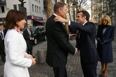 Emmanuel et Brigitte Macron accueillent le président roumain Klaus Werner Iohannis et son épouse Carmen Iohannis.