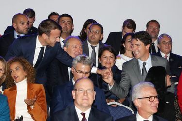 Emmanuel Macron salue Justin Trudeau. 