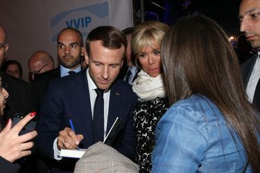 Emmanuel Macron et son épouse Brigitte ont assisté jeudi soir à un concert hommage à Charles Aznavour, à Erevan.