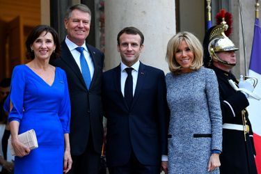Klaus Werner Iohannis et son épouse Carmen en compagnie d'Emmanuel et Brigitte Macron à l'Elysée. 