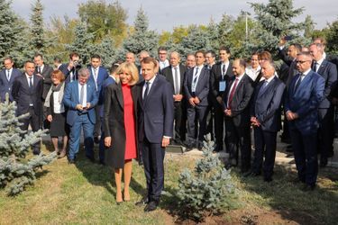 Avant Brigitte et Emmanuel Macron, d'autres personnalités internationales et plusieurs présidents français avaient planté un arbre au mémorial.