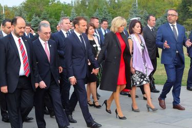 Brigitte et Emmanuel Macron au mémorial de Tsitsernakaberd, jeudi, à Erevan en Arménie.