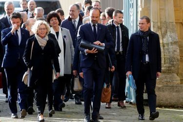 Les membres du gouvernement sont arrivés à pied de la gare de Charleville-Mézières, après être venus par train de Paris. 