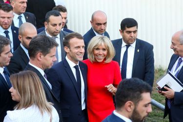 Emmanuel et Brigitte Macron visitent la Maison Charles-Aznavour à Erevan, en Arménie, jeudi.
