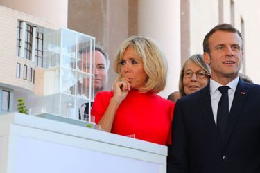 Emmanuel et Brigitte Macron visitent la Maison Charles-Aznavour à Erevan, en Arménie, jeudi.