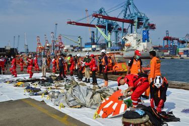Les services de secours indonésiens n&#039;espèrent plus retrouver de survivants après le crash d&#039;un Boeing 737 de la compagnie Lion Air. Cent quatre-vingt neuf personnes étaient à bord.