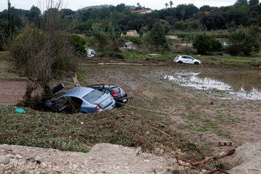 Des voitures emportées par les inondations, à Majorque 