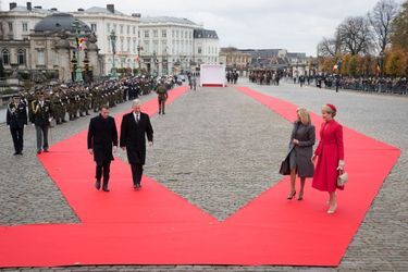 Emmanuel et Brigitte Macron accueillis à Bruxelles par le roi Philippe et la reine Mathilde. 