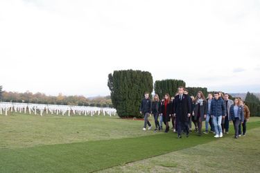 Avec les élèves du lycée Margueritte de Verdun, devant 130 000 tombes des soldats de l&#039;ossuaire de Douaumont (Meuse), le 6 novembre. 