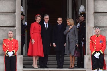 Emmanuel et Brigitte Macron accueillis à Bruxelles par le roi Philippe et la reine Mathilde. 