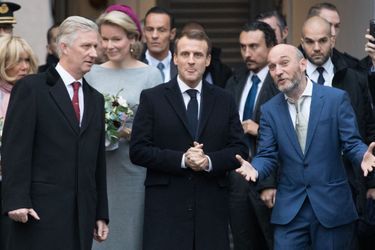 M. Macron, son épouse Brigitte, le roi des Belges Philippe et la reine Mathilde ont visité mardi matin une coopérative d'artistes et d'entrepreneurs à Molenbeek, en Belgique.