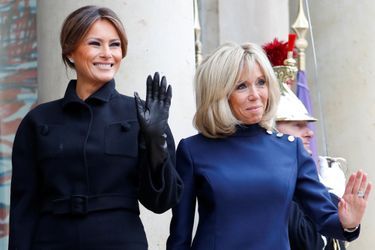 Les deux Premières dames ont lié une solide amitié. Brigitte Macron a accueilli Melania Trump, l'épouse du président des Etats-Unis, avec beaucoup d'affection sur le perron de l'Elysée. 