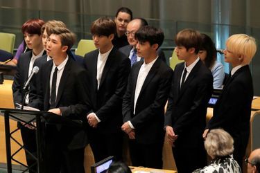 Sept garçons sud-coréens dans le vent à Paris pour un concert exceptionnel. Phénomène de la K-Pop, le groupe BTS se produira à Bercy ce vendredi. Ici au siège des Nations unies le 24 septembre dernier.