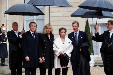 La grande-duchesse Maria Teresa et le grand-duc Henri de Luxembourg avec Brigitte et Emmanuel Macron à Paris, le 11 novembre 2018