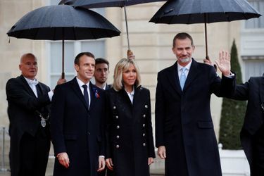 Le roi Felipe VI d'Espagne avec Brigitte et Emmanuel Macron à Paris, le 11 novembre 2018
