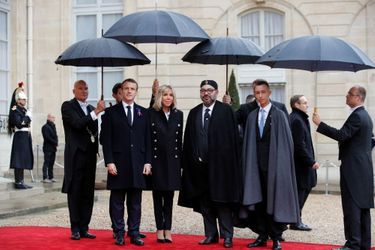 Le roi du Maroc Mohammed VI et son fils le prince Moulay El Hassan avec Emmanuel et Brigitte Macron à Paris, le 11 novembre 2018