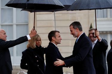 Le roi Felipe VI d'Espagne avec Brigitte et Emmanuel Macron à Paris, le 11 novembre 2018