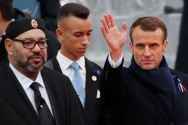 Le roi du Maroc Mohammed VI et son fils le prince Moulay El Hassan avec Emmanuel Macron à Paris, le 11 novembre 2018