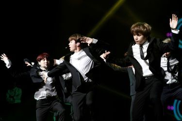 Sept garçons sud-coréens dans le vent à Paris pour un concert exceptionnel. Phénomène de la K-Pop, le groupe BTS se produira à Bercy ce vendredi. Photo prise lors du mini-concert donné par le groupe à Paris lors de la visite officielle du président sud-coréen Moon, le 14 octobre dernier.