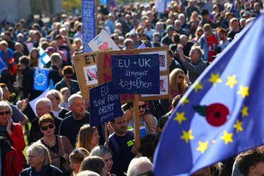Des dizaines de milliers de personnes, selon les organisateurs, ont commencé à manifester bruyamment samedi à Londres pour réclamer un référendum sur l&#039;accord final sur le Brexit.