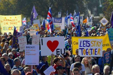 Des dizaines de milliers de personnes, selon les organisateurs, ont commencé à manifester bruyamment samedi à Londres pour réclamer un référendum sur l&#039;accord final sur le Brexit.