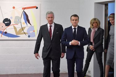 M. Macron, son épouse Brigitte, le roi des Belges Philippe et la reine Mathilde ont visité mardi matin une coopérative d'artistes et d'entrepreneurs à Molenbeek, en Belgique.