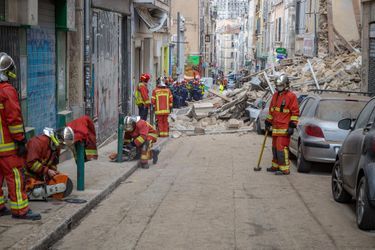 Lundi, deux immeubles se sont effondrés à Marseille, au 63 et au 65 rue d'Aubagne. L'AFP a recueilli les témoignages des survivants et des proches des victimes, alors que les secouristes cherchent toujours les disparus sous les ruines. 
