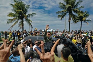 Rio de Janeiro, le 28 octobre. Jair Bolsonaro sort du bureau de vote. Quelques heures plus tard, il est élu président avec 55,1 % des voix.