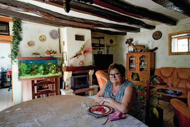 Avec 740 euros par mois, Josiane s’en sort grâce à son potager. A 71 ans, cette veuve d’un exploitant agricole vit chichement à Cinq-Mars-la-Pile (Indre-et-Loire).