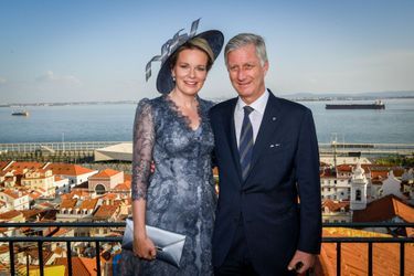 Détail de la robe de la reine des Belges Mathilde à Lisbonne, le 22 octobre 2018