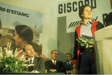 Valéry Giscard d'Estaing regardant sa fille Valérie-Anne lors d'un meeting pour sa campagne présidentielle, en avril 1974.