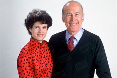 Valéry Giscard d'Estaing avec sa fille Valérie-Anne qu'il a choisie pour éditer son livre, "Le pouvoir et la vie", en février 1988.