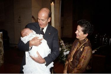 Valéry Giscard d'Estaing et son épouse Anne-Aymone au baptême de leur petit-fils Frédéric, fils d'Henri, en l'église Notre-Dame-des-Champs à Paris, en octobre 1986.