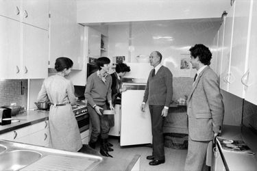Valéry Giscard d'Estaing en famille, dans la cuisine de leur appartement du XVIème arrondissement de Paris, en mars 1981.
