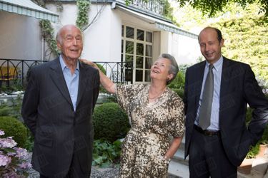 Valéry Giscard d'Estaing et son épouse Anne-Aymone avec leur fils Louis, à Paris, en juin 2014.