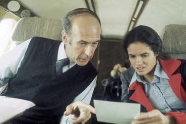 Valéry Giscard d'Estaing avec sa fille Valérie-Anne, en avion lors de sa campagne présidentielle, en avril 1974.