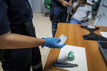 Lors de la fouille d’une passagère, les douaniers ont trouvé une fausse culotte bourrée de cocaïne et un ovule inséré dans le vagin. Un contrôle chimique permet de confirmer la présence de drogue. 