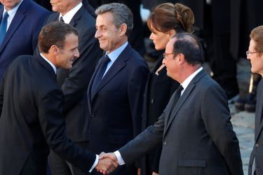 Emmanuel Macron salue François Hollande. 