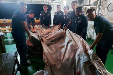 Des sauveteurs à la recherche des restes du vol Sriwijaya Air SJ182 qui s&#039;est écrasé en mer près de Jakarta, Indonésie, le 10 janvier 2021