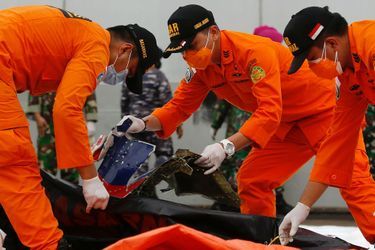 Des sauveteurs à la recherche des restes du vol Sriwijaya Air SJ182 qui s&#039;est écrasé en mer près de Jakarta, Indonésie, le 10 janvier 2021