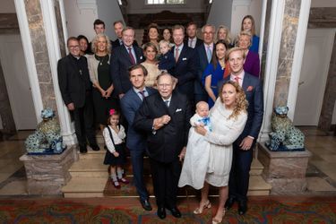 Photo de famille réalisée à l'occasion du baptême de Zeno, fils de la princesse Marie-Gabrielle de Nassau et d'Antonius Willms, à Luxembourg le 21 septembre 2018